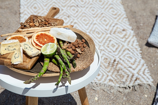 Пикник с вкусной красивой едой на столе крупным планом. Концепция отдыха на природе.