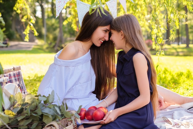 Foto gratuita picnic con la famiglia