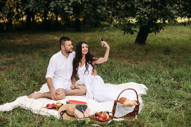 L'immagine di una giovane femmina e di un maschio caucasici allegri tiene il bambino per mano, sorride e si rallegra