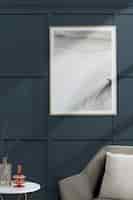 Foto gratuita cornice con arte astratta da una poltrona di velluto grigio