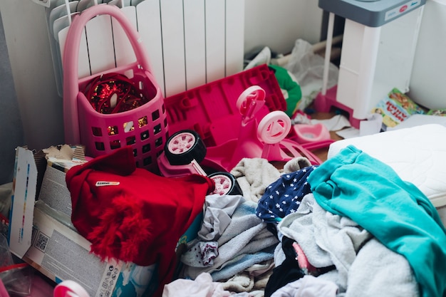 散らかった女の子の子供部屋の写真