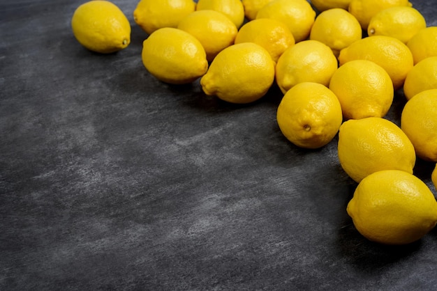 Foto gratuita immagine di limoni su sfondo grigio