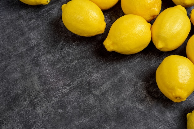 灰色の表面のレモンの画像