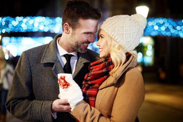 Picture of man bestowed woman by small present
