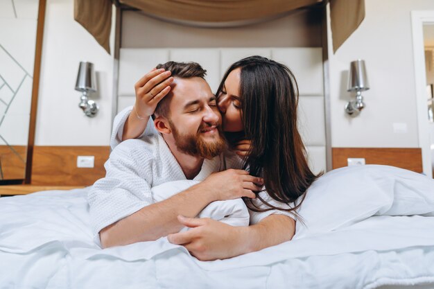 Картина показывает счастливую пару отдыхает в гостиничном номере