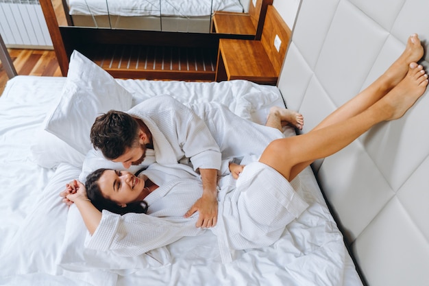 무료 사진 호텔 방에서 행복한 커플 휴식을 보여주는 그림