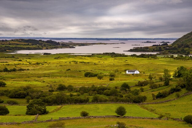 Картина одинокого проживания на острове Клэр, графство Мейо, Ирландия.