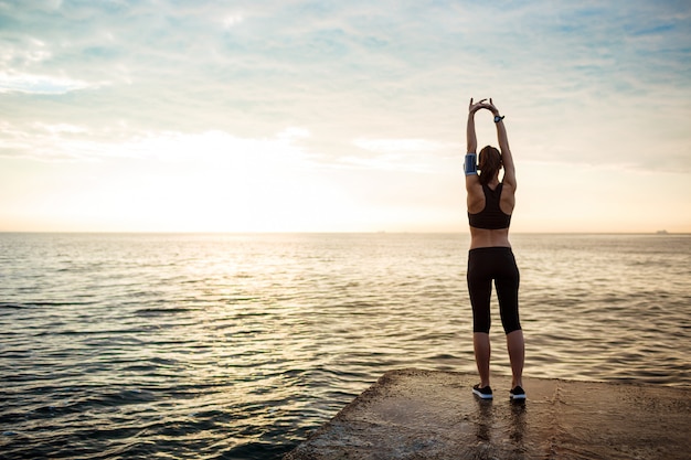 Foto gratuita l'immagine di giovane bella donna di forma fisica fa gli esercizi di sport