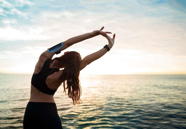 Foto gratuita l'immagine di giovane bella donna di forma fisica fa gli esercizi di sport