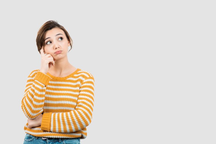 無料Photo 立って考えている若い女性の写真