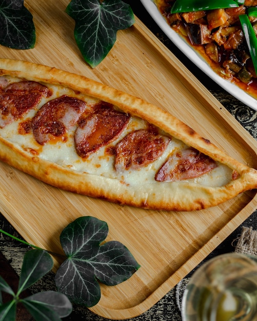 Foto gratuita pide con salsiccia e formaggio fuso