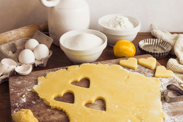 Foto gratuita preparazione della pasta torta