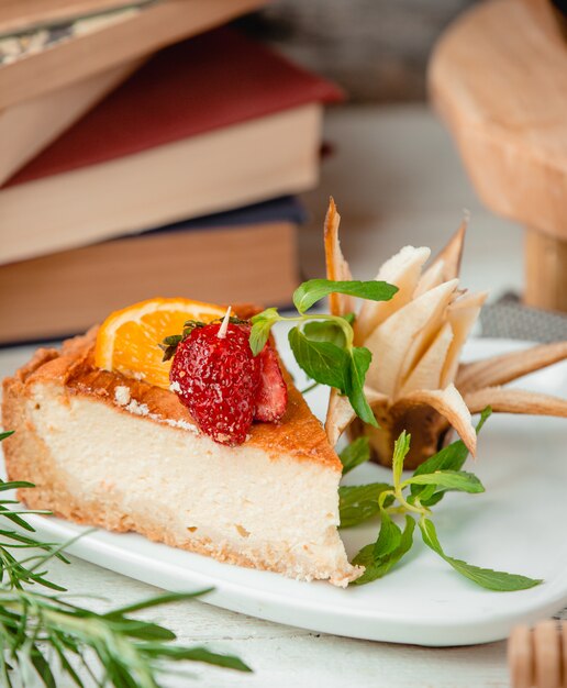 Pie with strawberry and bananas