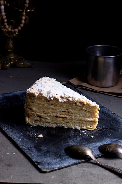 Foto gratuita pezzo di torta con zucchero a velo sulla parte superiore