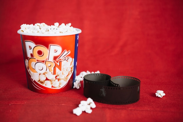 Free photo piece of film and delicious popcorn