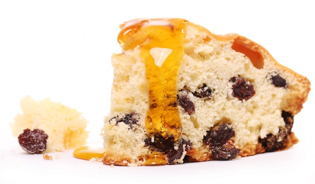 Кусок свежего торта с медом