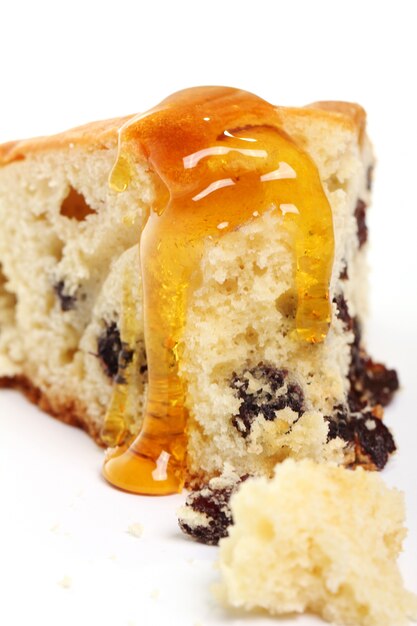 Кусок свежего торта с медом
