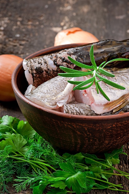 Foto gratuita pezzo di pesce crudo fresco in ciotola