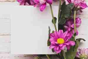 Foto gratuita pezzo di carta con fiori decorativi viola