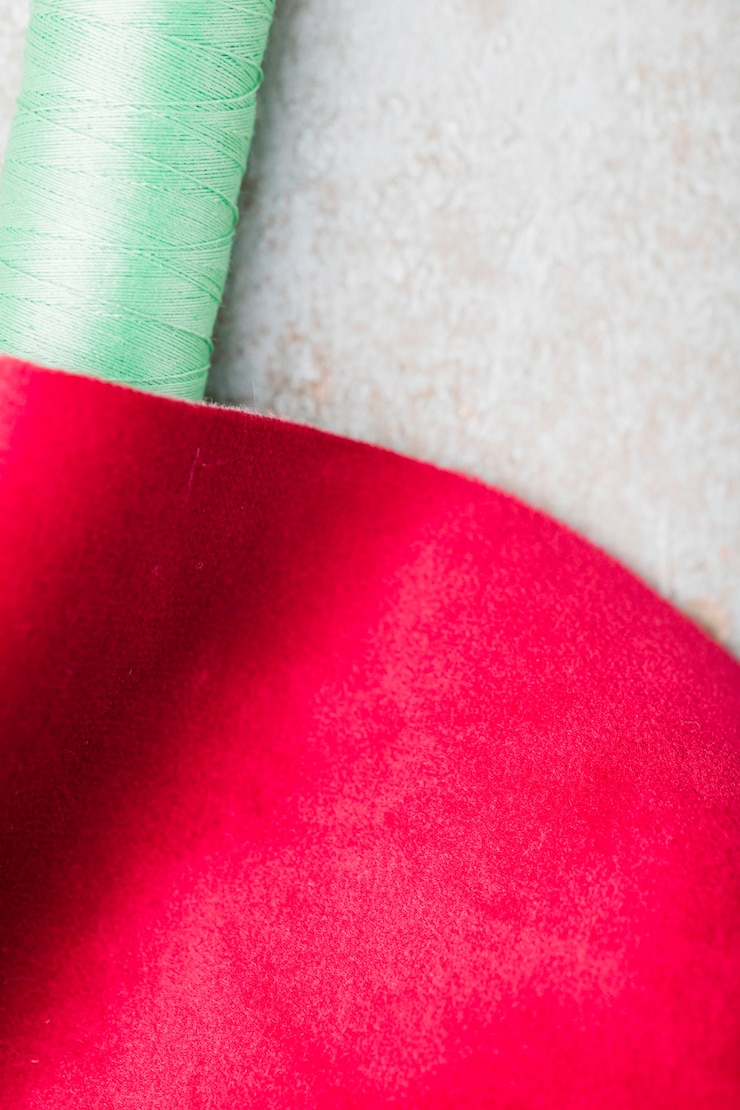 मुफ़्त फोटो a piece of sewing fabric with thread reel