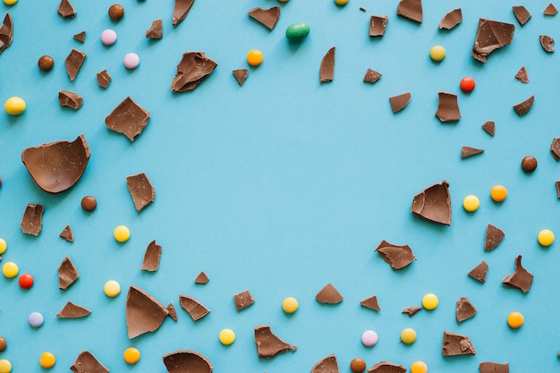 Foto gratuita pezzi di gocce di cioccolato e caramelle