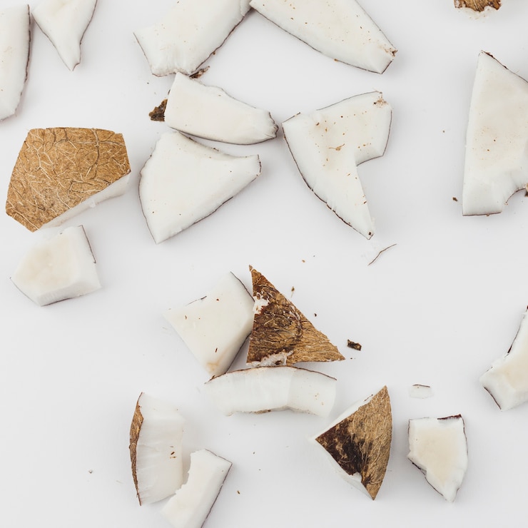 Free Photo pieces of cracked coconut