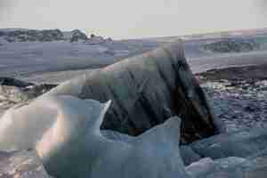 Foto gratuita pezzi di ghiaccio nella laguna glaciale di jokulsarlon in islanda