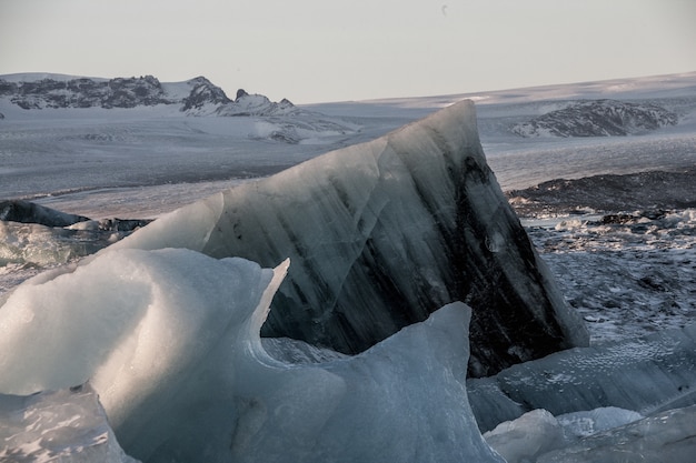 アイスランドのヨークルスアゥルロゥン氷河ラグーンの氷片