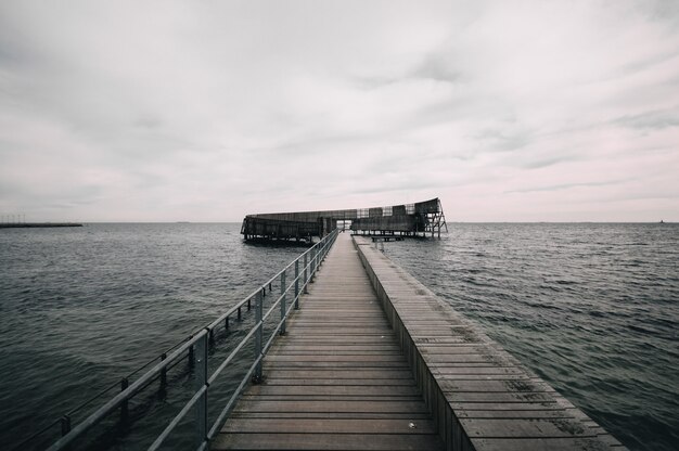 憂鬱な空の下、海へと続く桟橋