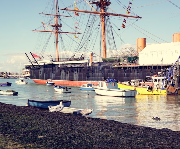 Acqua di estate della riva del mare dell'oceano della barca del porto di pier