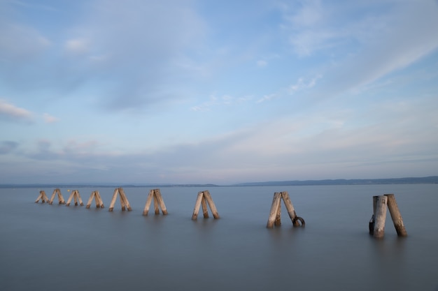 Пирс в море под красивым облачным небом в дневное время