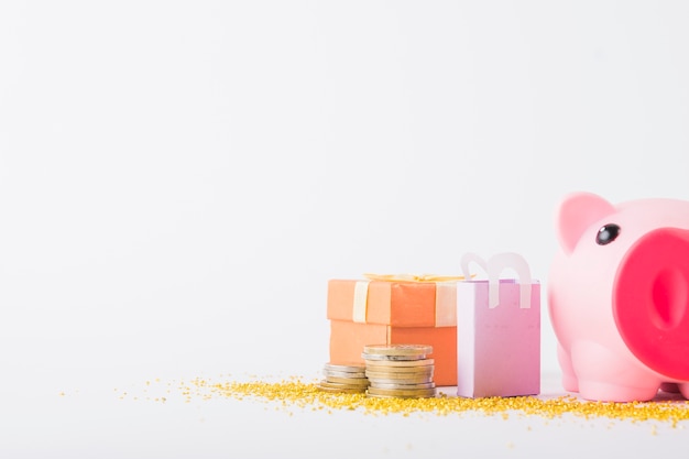 Free photo piggy bank with coins on table