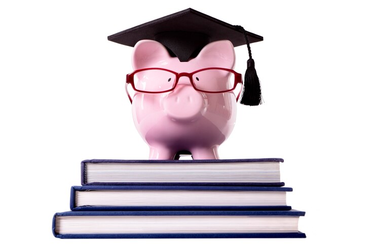 Бесплатный Фотография piggybank выше некоторых книг