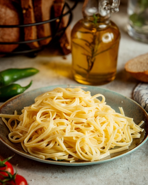 Сыр с косичками и бутылка оливкового масла