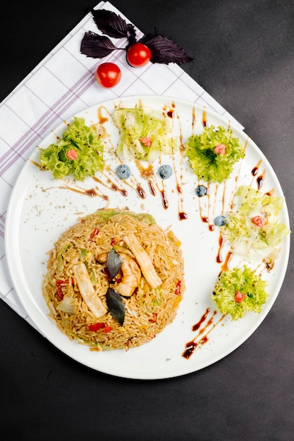 Free photo pilaf with vegetables and lettuce