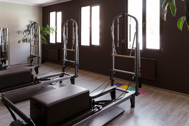 Foto gratuita aula del riformatore pilates con attrezzatura