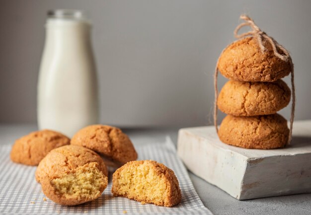 Foto gratuita pila di biscotti e vista frontale del latte