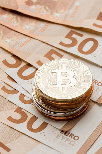 Pila di bitcoin sulla disposizione delle banconote