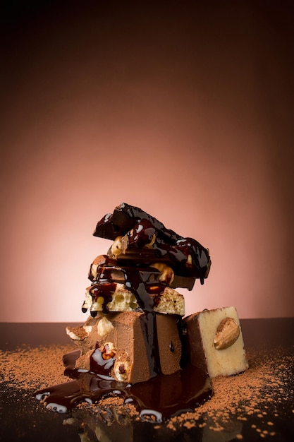 Foto gratuita mucchio di cioccolato rotto sul tavolo