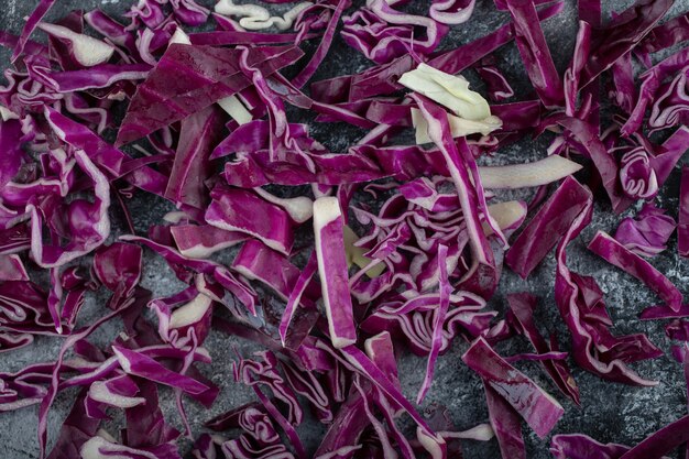 Куча нарезанной фиолетовой свежей капусты.