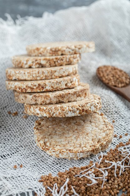 흰색 삼 베에 crispbread와 원시 메밀의 더미