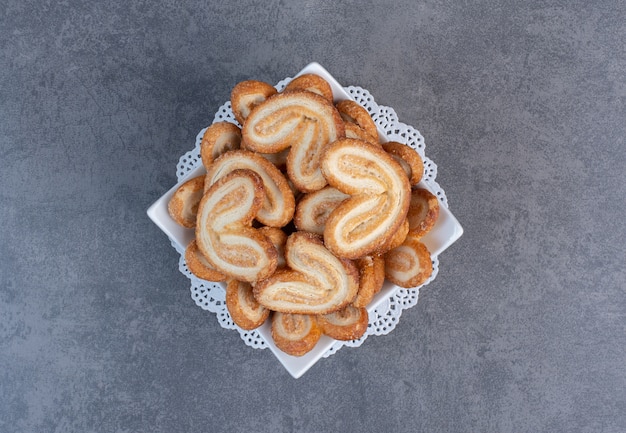 Free photo pile of delicious biscuits in white bowl.