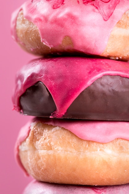 Free photo pile of donuts close up