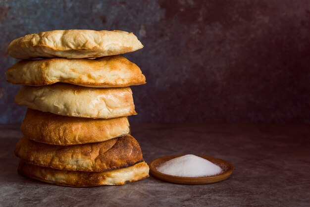 소금 전면보기 flatbreads의 더미