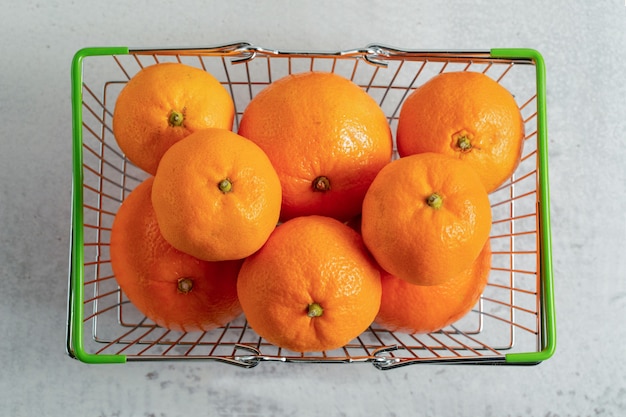Free photo pile of fresh organic clementine mandarins in basket.