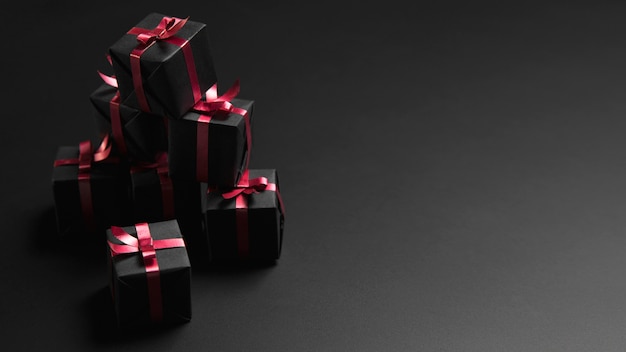 Бесплатное фото Куча подарков черной пятницы с копией пространства