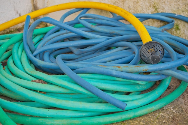 Бесплатное фото Куча разноцветных шлангов для полива сада и для водоснабжения, выборочная сантехника и водораздаточное оборудование, повторное использование материалов