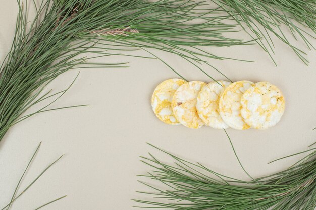 Бесплатное фото Куча воздушных рисовых лепешек на серой поверхности