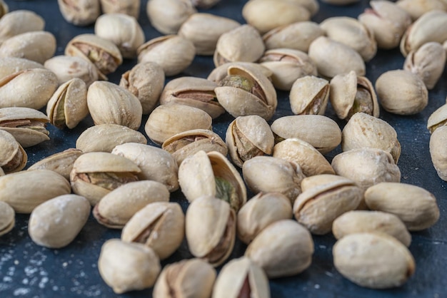 Free photo pile of roasted and salted pistachios