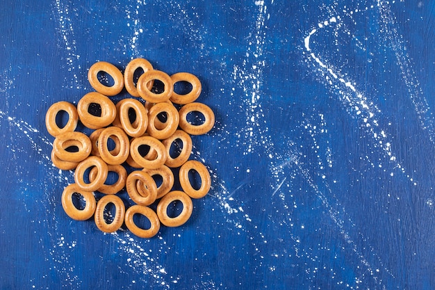 Free photo pile of salted round pretzels placed on marble table.